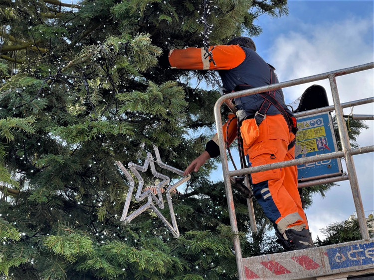 FOTOGALERIE: Zdobení vánočního stromu 2021