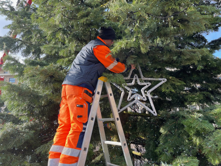 FOTOGALERIE: Zdobení vánočního stromu 2021