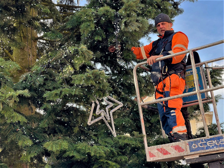 FOTOGALERIE: Zdobení vánočního stromu 2021