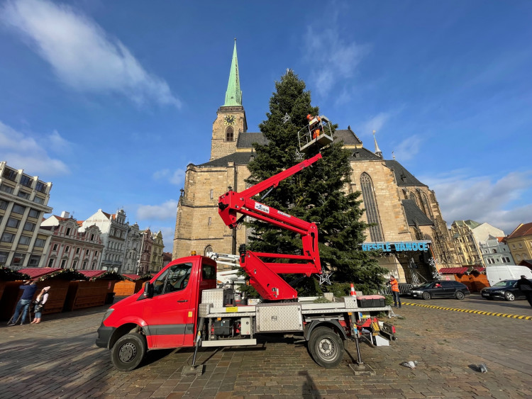 FOTOGALERIE: Zdobení vánočního stromu 2021