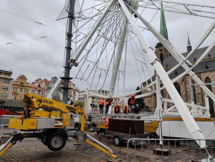 FOTOGALERIE: Na náměstí vyrostlo obří ruské kolo