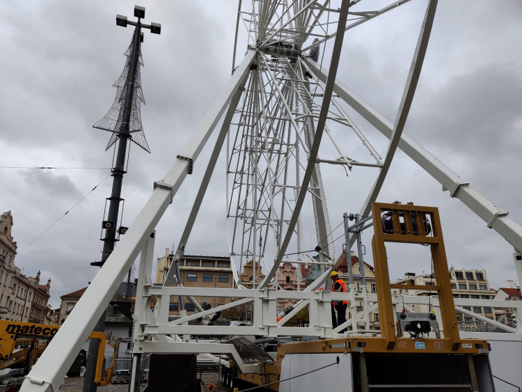 FOTOGALERIE: Na náměstí vyrostlo obří ruské kolo