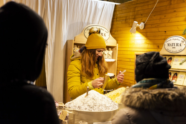 Vánoční trhy v Olomouci před a po ukončení kvůli vládním nařízením