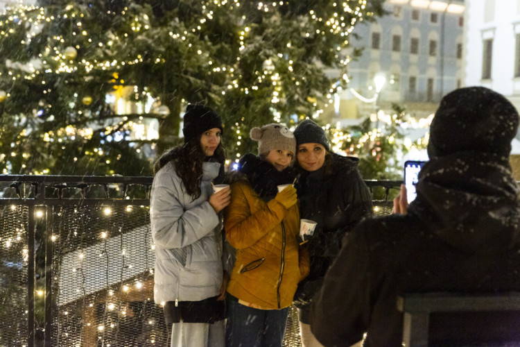 Vánoční trhy v Olomouci před a po ukončení kvůli vládním nařízením