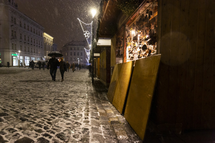 Vánoční trhy v Olomouci před a po ukončení kvůli vládním nařízením