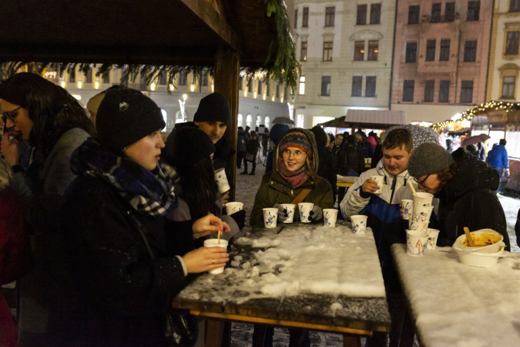 Vánoční trhy v Olomouci před a po ukončení kvůli vládním nařízením