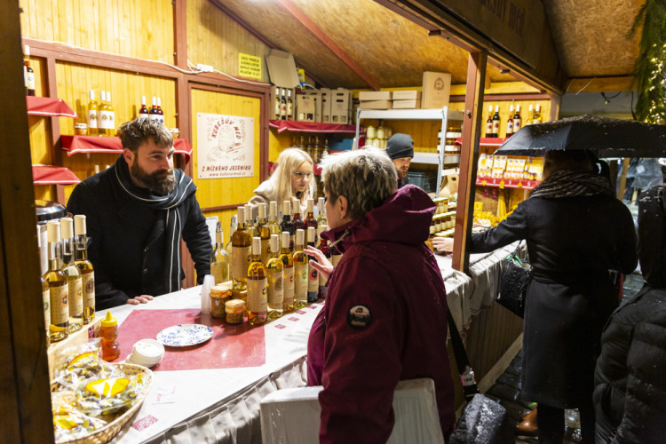 Vánoční trhy v Olomouci před a po ukončení kvůli vládním nařízením