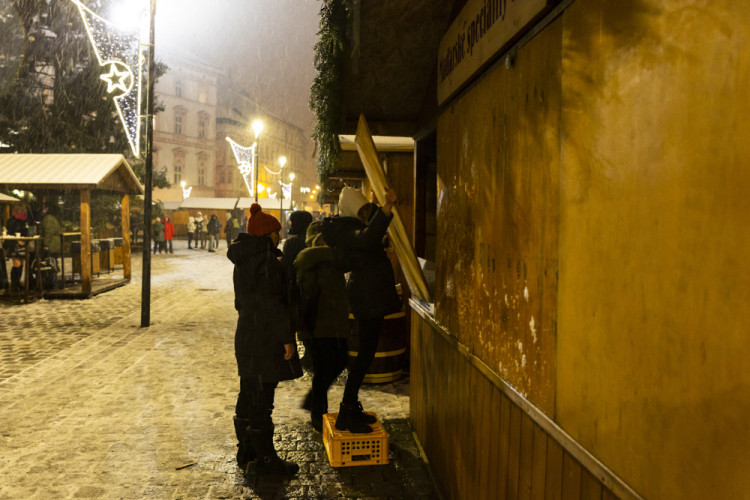 Vánoční trhy v Olomouci před a po ukončení kvůli vládním nařízením