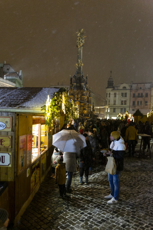 Vánoční trhy v Olomouci před a po ukončení kvůli vládním nařízením