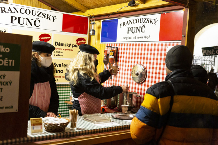 Vánoční trhy v Olomouci před a po ukončení kvůli vládním nařízením