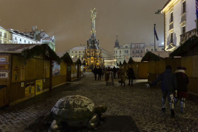 Vánoční trhy v Olomouci před a po ukončení kvůli vládním nařízením