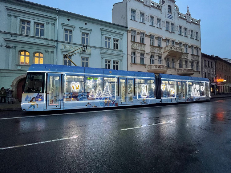FOTOGALERIE: Plzeňská vánoční tramvaj 2021