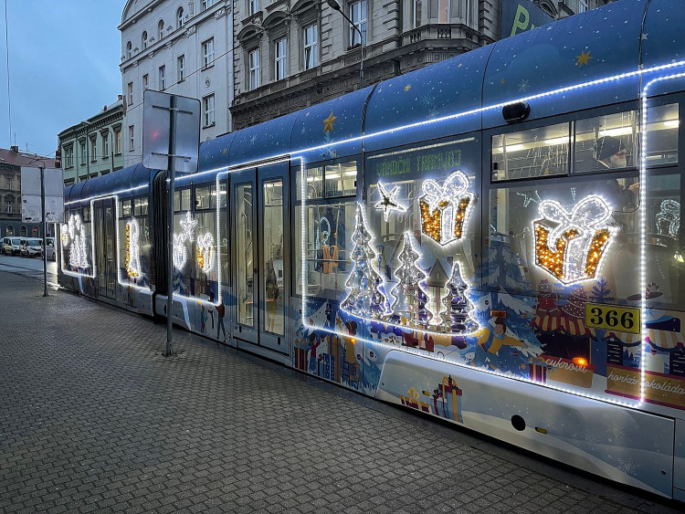 FOTOGALERIE: Plzeňská vánoční tramvaj 2021