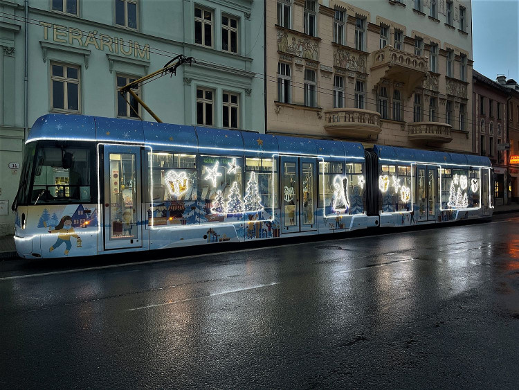 FOTOGALERIE: Plzeňská vánoční tramvaj 2021