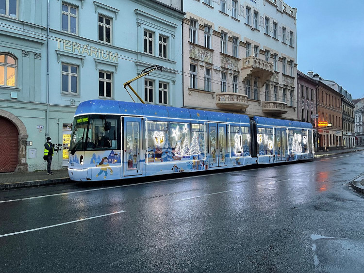 FOTOGALERIE: Plzeňská vánoční tramvaj 2021