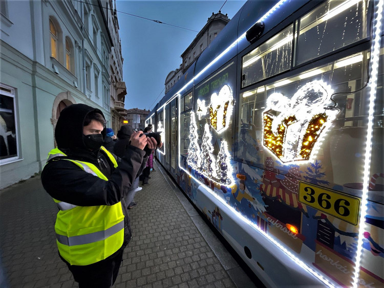 FOTOGALERIE: Plzeňská vánoční tramvaj 2021