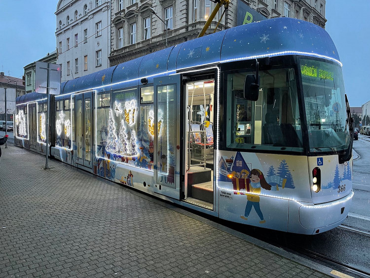 FOTOGALERIE: Plzeňská vánoční tramvaj 2021