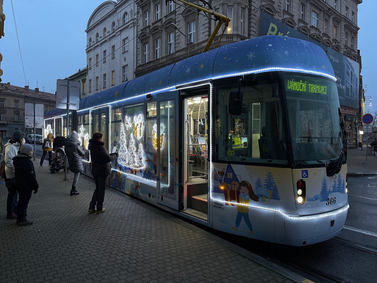 FOTOGALERIE: Plzeňská vánoční tramvaj 2021