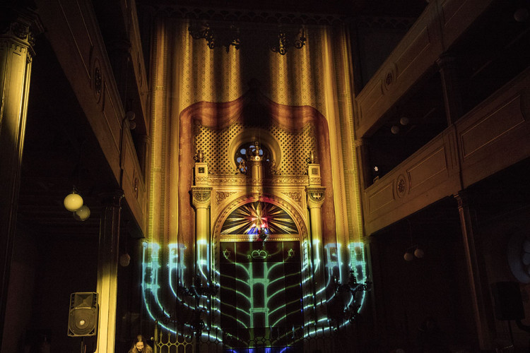 FOTOGALERIE: Osm světel ve Staré synagoze