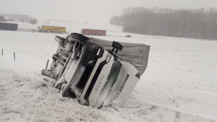 FOTOGALERIE: Nehody na sněhu 30. 11. 2021