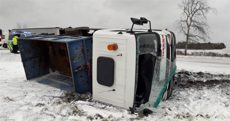 FOTOGALERIE: Nehody na sněhu 30. 11. 2021