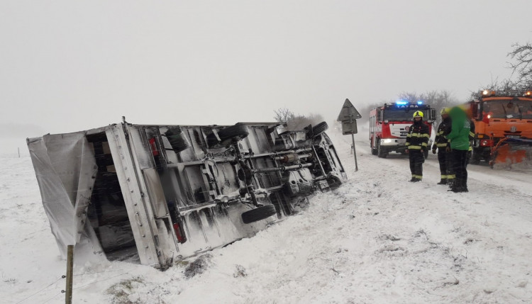 FOTOGALERIE: Nehody na sněhu 30. 11. 2021