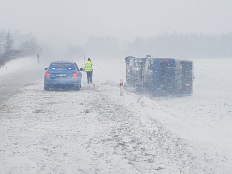FOTOGALERIE: Nehody na sněhu 30. 11. 2021