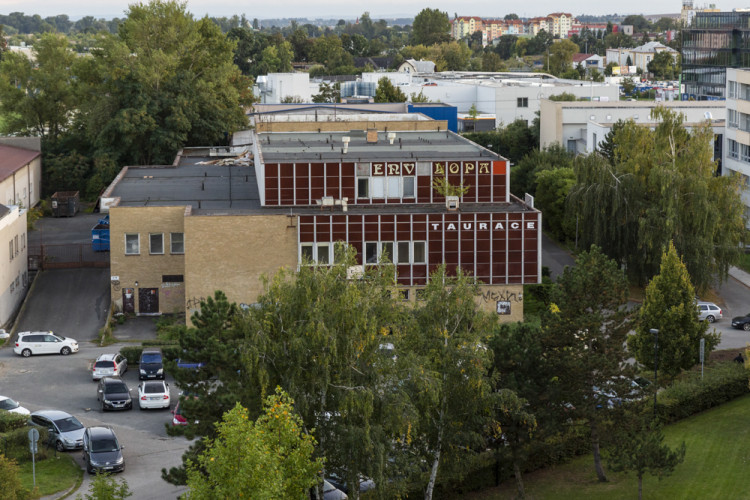 Budova u Envelopy před zahájením demolice