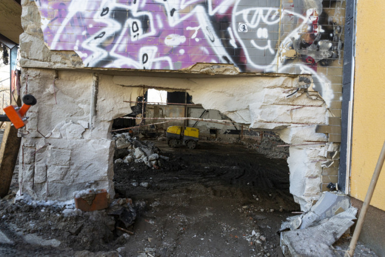 Demolice budovy bývalé diskotéky u Envelopy v Olomouci