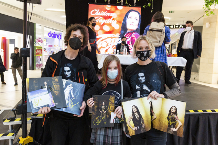 Zpěvačka Tarja Turunen rozdávala podpisy a ozdobila figurkami unikátní betlém