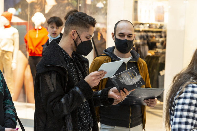 Zpěvačka Tarja Turunen rozdávala podpisy a ozdobila figurkami unikátní betlém