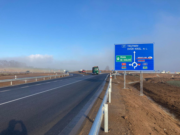 Nová část dálnice D11 z Hradce Králové do Jaroměře