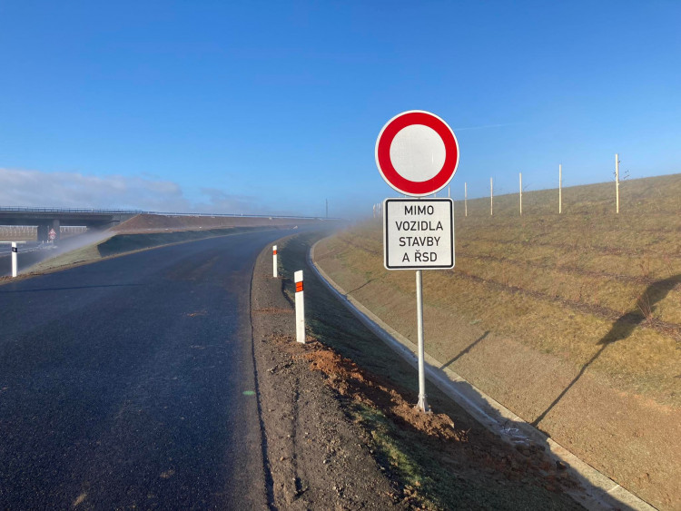 Nová část dálnice D11 z Hradce Králové do Jaroměře