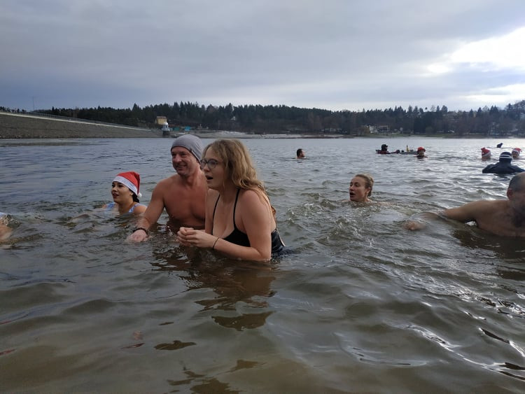 FOTOGALERIE: Tradiční koupání na Štědrý den