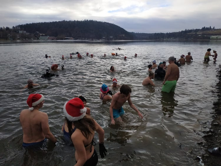 FOTOGALERIE: Tradiční koupání na Štědrý den