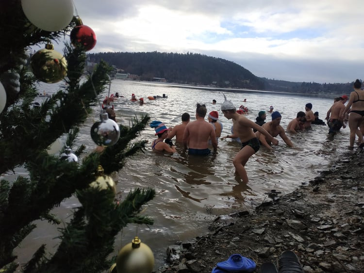 FOTOGALERIE: Tradiční koupání na Štědrý den