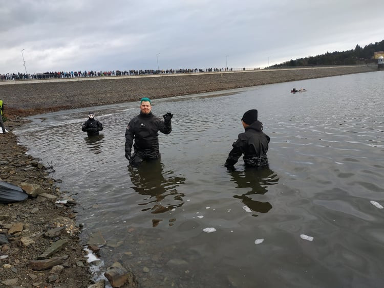 FOTOGALERIE: Tradiční koupání na Štědrý den