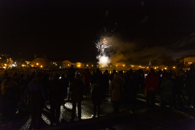 V Přerově přivítali rok 2022 tradičním ohňostrojem u řeky Bečvy