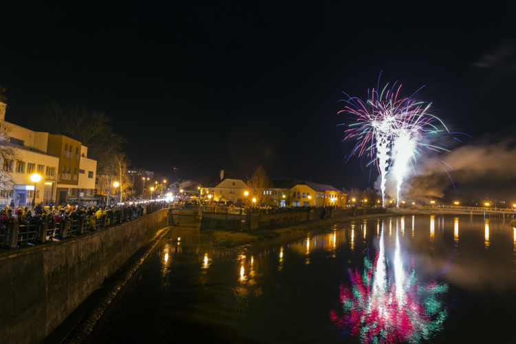 V Přerově přivítali rok 2022 tradičním ohňostrojem u řeky Bečvy