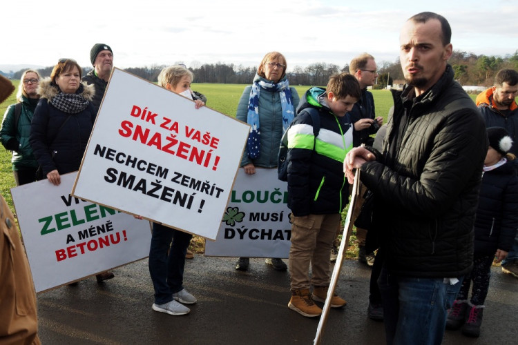 Více zeleně, méně betonu! Hloučela musí dýchat!
