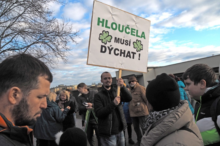 Více zeleně, méně betonu! Hloučela musí dýchat!