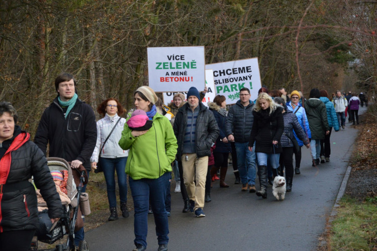Více zeleně, méně betonu! Hloučela musí dýchat!