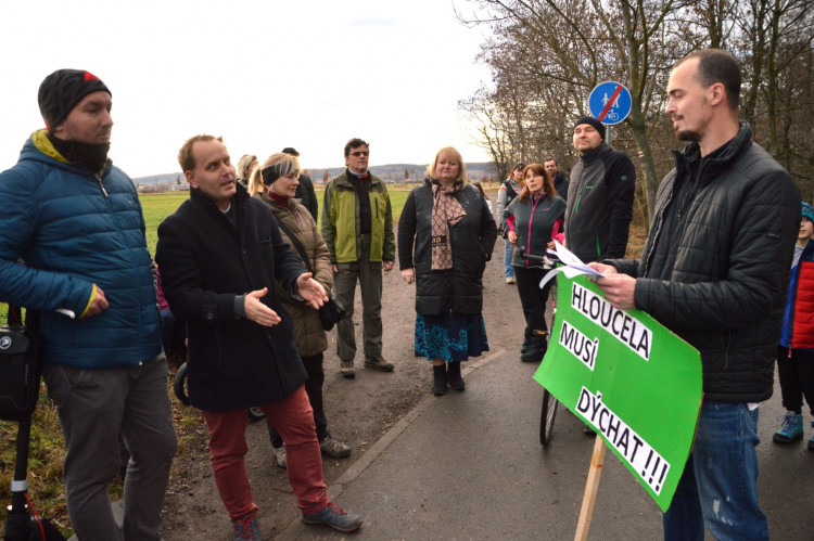 Více zeleně, méně betonu! Hloučela musí dýchat!