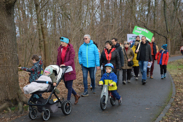 Více zeleně, méně betonu! Hloučela musí dýchat!