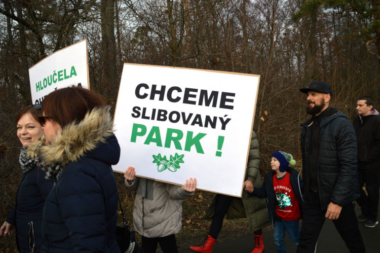 Více zeleně, méně betonu! Hloučela musí dýchat!