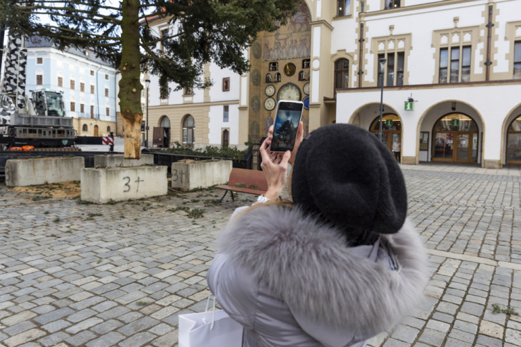 Zase za rok. Vánoční strom už v centru Olomouce nestojí, kmen zpracují řezbáři
