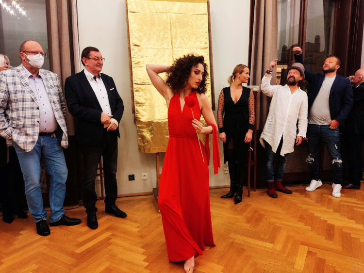 Roman Řehák představil novou výstavu obrazů z mobilu. Na vernisáži zahrál Felix Slováček