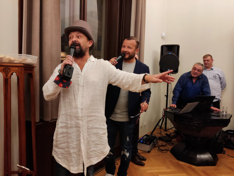 Roman Řehák představil novou výstavu obrazů z mobilu. Na vernisáži zahrál Felix Slováček