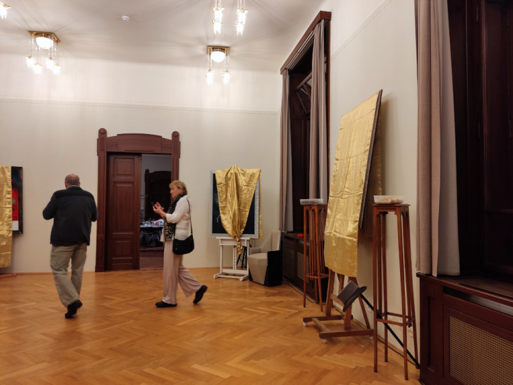 Roman Řehák představil novou výstavu obrazů z mobilu. Na vernisáži zahrál Felix Slováček