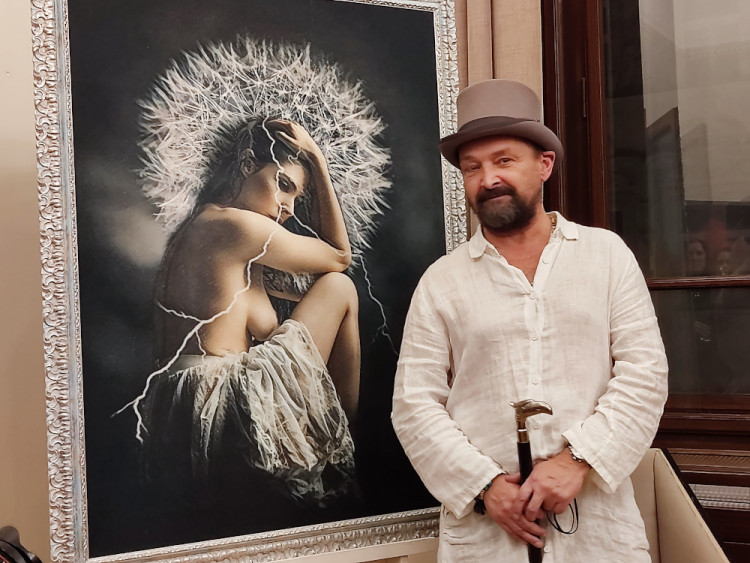 Roman Řehák představil novou výstavu obrazů z mobilu. Na vernisáži zahrál Felix Slováček